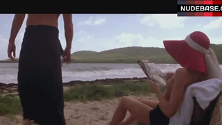 Rene Russo Topless Sunbathing – The Thomas Crown Affair