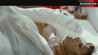 Penelope Cruz Shows Nude Breasts – Broken Embraces