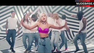 Bebe Rexha Sexy Dance – No Broken Hearts