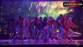 Nicki Minaj Spreads her Legs – The American Music Awards