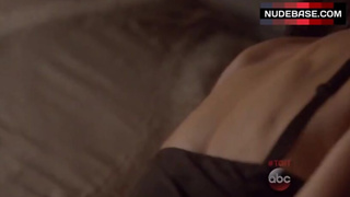 Viola Davis Lesbian Petting in Bed – How To Get Away With Murder
