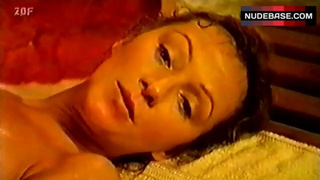 Katja Flint Nude in Sauna – Lautlose Schritte