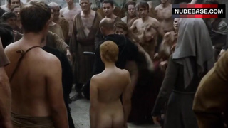Lena Headey Naked into Crowd – Game Of Thrones