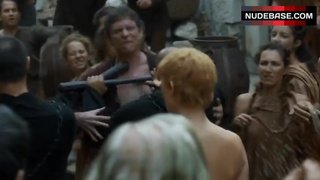 Lena Headey Naked into Crowd – Game Of Thrones