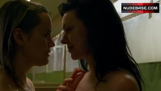 Laura Prepon Lesbian Scene in Shower – Orange Is The New Black