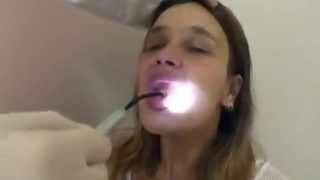 She takes out her teeth for a better BJ