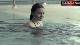 Jessica Barden Bikini Scene – The Lobster