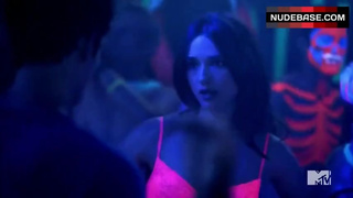 Crystal Reed in Lingerie – Teen Wolf (0:28)
