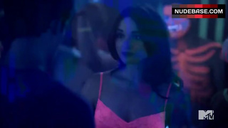 Crystal Reed in Lingerie – Teen Wolf (0:28)