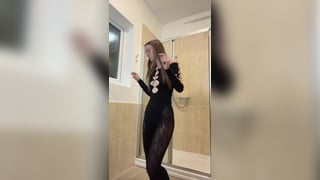 Tall amateur Reanna shows off tits and jigging ass 3