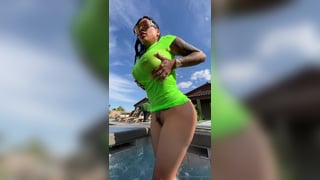 seebrittanya-17-04-2020-32435927-You got me so wet horny.. let s make waves in my jacuzzi