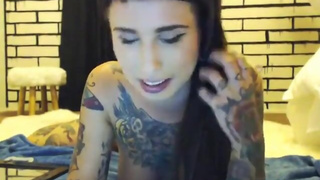Tattooed camgirl fucks herself