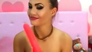 Chick with beautifull eyes deepthroating pink dild