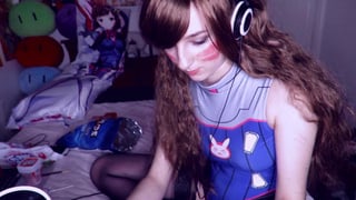 piggin-out-and-playing-games-with-d-va