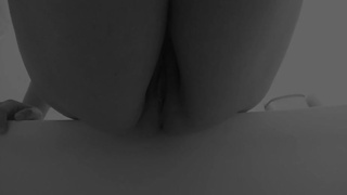 2ltr babe - (F)irst post, b&w pee from above