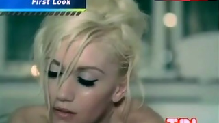 Gwen Stefani Sexy in Bath – 4 In The Morning