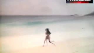 Zeudi Araya Naked on Osean Beach – La Ragazza Dalla Pelle Di Luna