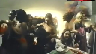 Marilyn Joi Exposed Tits in Locker Room – C.O.D.