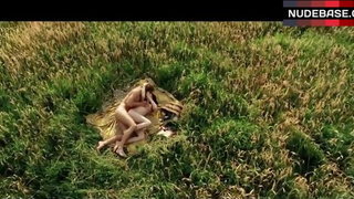 Carice Van Houten Sex in Field – Komt Een Vrouw Bij De Dokter