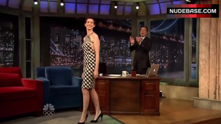 Anne Hathaway Side Boob – Late Night With Jimmy Fallon