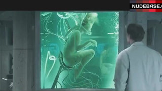 Milla Jovovich Nude in Aquarium – Resident Evil: Apocalypse