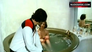 Raquel Evans Naked in Round Bathtub – Linda