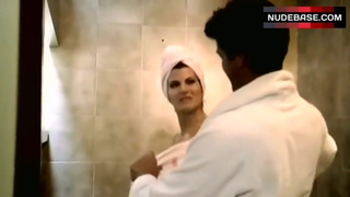 Pamela Prati Nude in Shower – Io Gilda