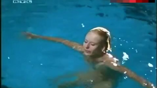 Beatrice Manowski Naked in Swimming Pool – Und Tschuss!