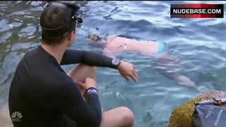 Lindsey Vonn in Bikini Underwater – Running Wild With Bear Grylls