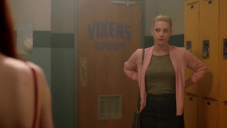 Madelaine Petsch sexy in Riverdale s02e02