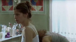 Laetitia Casta nude scene- Le Grand appartement softcore sex scene